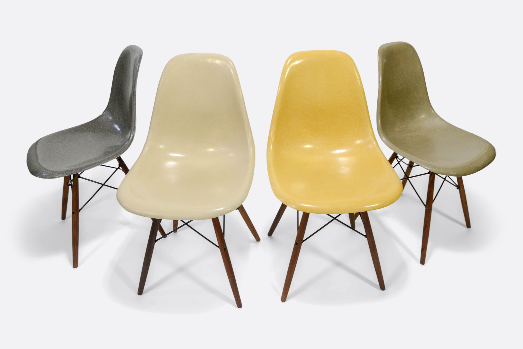 Set Of 4 Eames Herman Miller Fiberglass Side Chairs The